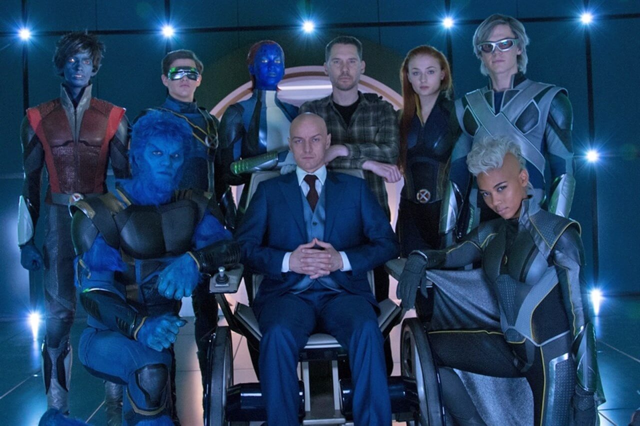 Professor X, Beast, Raven, Scott, Jean Grey, Quick Silver, dan beberapa anggota X-Men saat masih muda.